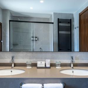 Baño de habitación estándar del Parador de Olite-Erriberri