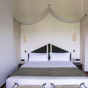 Habitación superior con dosel del Parador de Olite-Erriberri