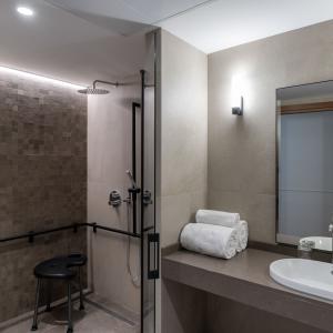 Detalle de baño de habitación accesible del Parador de Olite-Erriberri