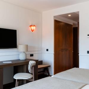 Detalle de escritorio y televisor de habitación estándar del Parador de Olite-Erriberri