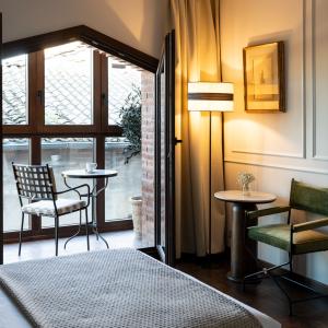 Zona de escritorio y sillones de habitación estándar del Parador de Olite-Erriberri