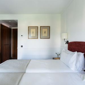 Vista parcial de habitación estándar del Parador de Olite-Erriberri