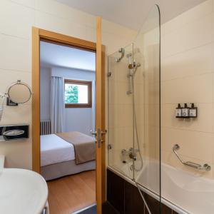 Baño de habitación doble estándar en el Parador de Puebla de Sanabria
