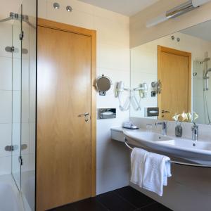 Baño de habitación estándar en el Parador de Puebla de Sanabria