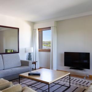 Salón de junior suite en el Parador de Puebla de Sanabria