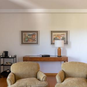 Salón de habitación junior suite en el Parador de Puebla de Sanabria