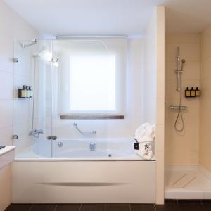 Baño de junior suite en el Parador de Puebla de Sanabria