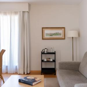 Zona de descanso de habitación doble superior en el Parador de Puebla de Sanabria