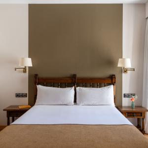 Habitación superior con cama doble en el Parador de Puebla de Sanabria
