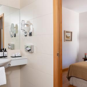 Baño de habitación doble superior en el Parador de Puebla de Sanabria
