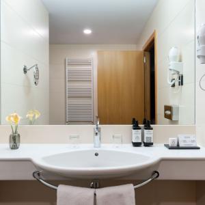 Baño de habitación superior en el Parador de Puebla de Sanabria
