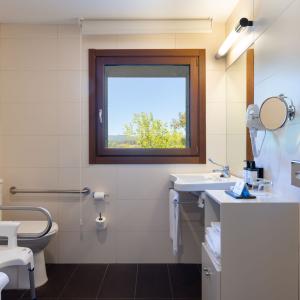 Baño de habitación accesible del Parador de Puebla de Sanabria