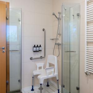 Baño adaptado de habitación accesible del Parador de Puebla de Sanabria