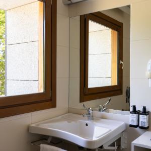 Detalle de baño adaptado de habitación accesible del Parador de Puebla de Sanabria