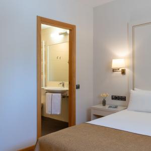 Acceso al baño de habitación doble estándar en el Parador de Puebla de Sanabria