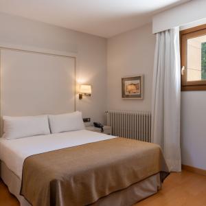 Vista general de habitación doble estándar en el Parador de Puebla de Sanabria