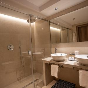 Baño de Habitación estándar del Parador de Santillana Altamira