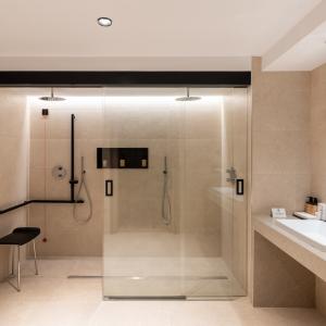 Baño de habitación accesible del Parador de Santillana Altamira