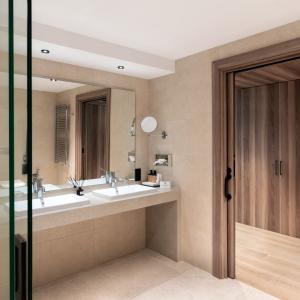 Baño de habitación doble accesible del Parador de Santillana Altamira