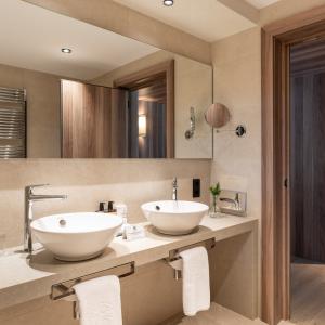 Baño de habitación superior del Parador de Santillana Altamira