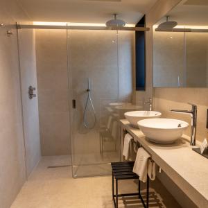 Baño de Habitación estándar con dos camas del Parador de Santillana Altamira