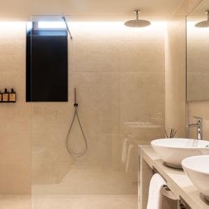 Baño de habitación superior doble del Parador de Santillana Altamira