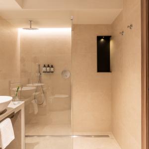 Baño de Habitación estándar con dos camas del Parador de Santillana Altamira