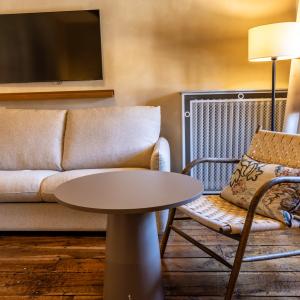 Habitación estándar con sofá del Parador Santillana Gil Blas