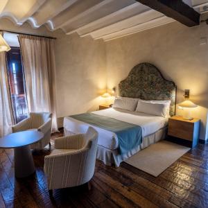 Vista general de Junior Suite del Parador de Santillana Gil Blas