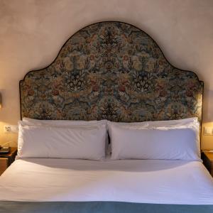 Habitación estándar con cama grande del Parador de Santillana Gil Blas