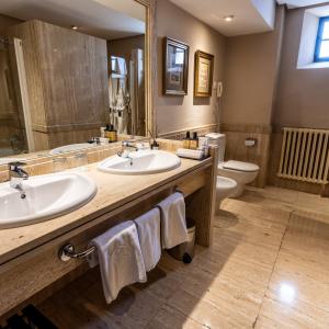 Baño de Junior Suite del Parador de Santillana Gil Blas