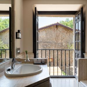 Habitación estándar con sofá del Parador Santillana Gil Blas