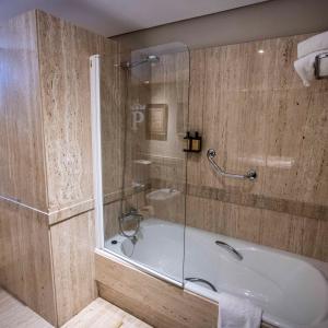 Baño de habitación estándar del Parador de Santillana Gil Blas