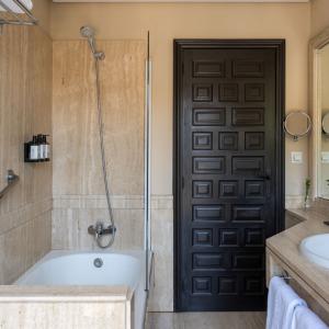 Habitación estándar con cama grande del Parador de Santillana Gil Blas