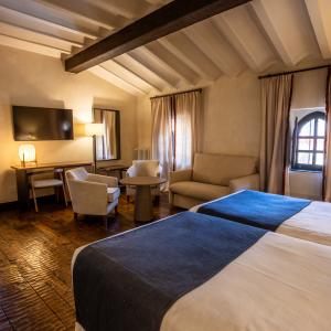 Zona de descanso de habitación superior del Parador de Santillana Gil Blas