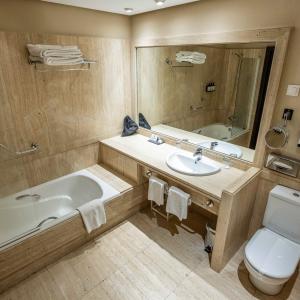 Baño de habitación superior del Parador de Santillana Gil Blas