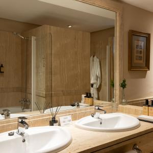 Baño de habitación superior en el Parador de Santillana Gil Blas