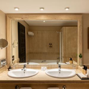 Baño de habitación superior doble en el Parador de Santillana Gil Blas