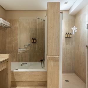 Baño de Junior Suite del Parador de Santillana Gil Blas