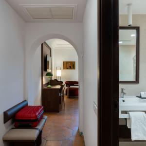 Acceso a habitación estándar del Parador de Sigüenza