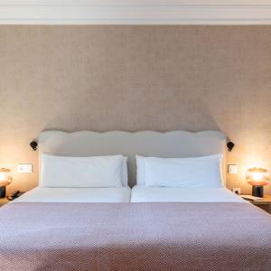 Frontal de la cama de habitación estándar del Parador de Sigüenza