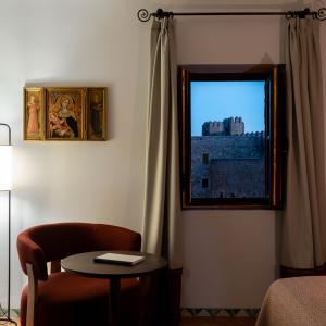 Detalle de ventana de habitación estándar del Parador de Sigüenza