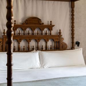 Detalle de cama con dosel de junior suite del Parador de Sigüenza