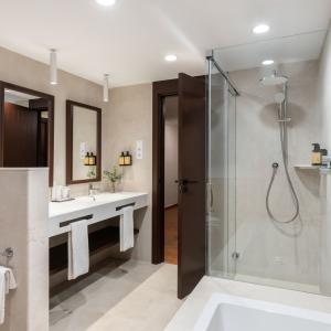 Baño de junior suite del Parador de Sigüenza