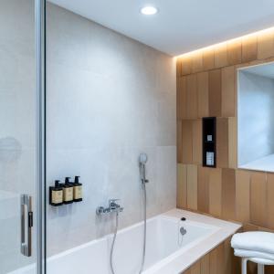 Baño de habitación junior suite del Parador de Sigüenza