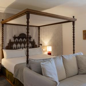 Habitación superior con cama con dosel del Parador de Sigüenza
