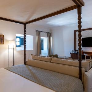 Cama con dosel de habitación superior del Parador de Sigüenza