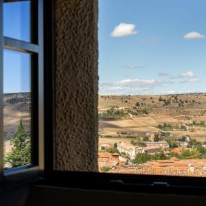 Ventana de habitación superior del Parador de Sigüenza