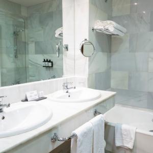 Baño de habitación estándar del Parador de Tordesillas