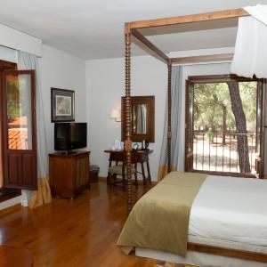 Vista general de habitación superior con cama con dosel en el Parador de Tordesillas